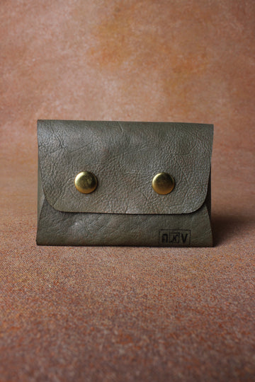 Metallic Elegance: Leather Card Pouch with Shimmering Finish