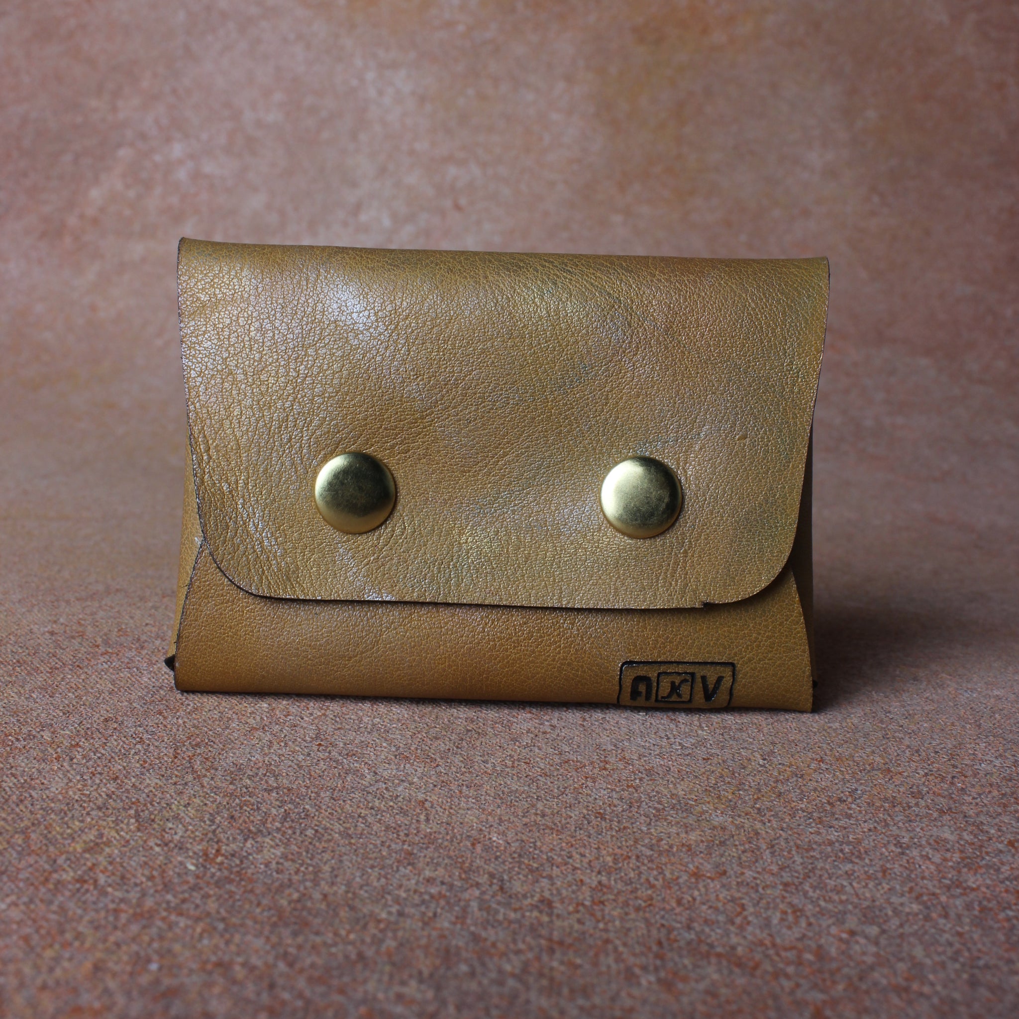 Metallic Elegance: Leather Card Pouch with Shimmering Finish