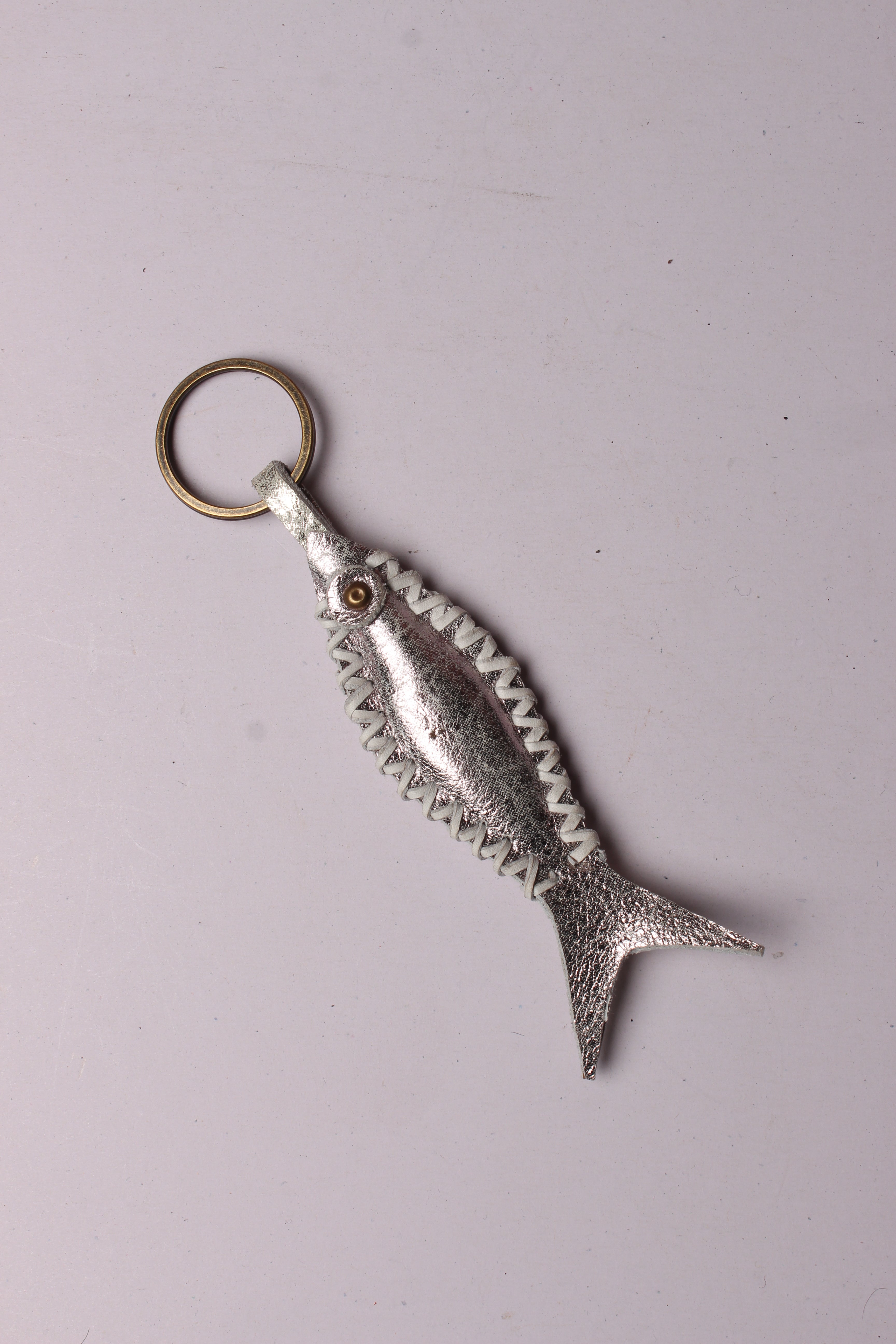 Keyler Fish Rings Handcrafted Leather Fish-Shaped Keyring with Stylish Side Stitch