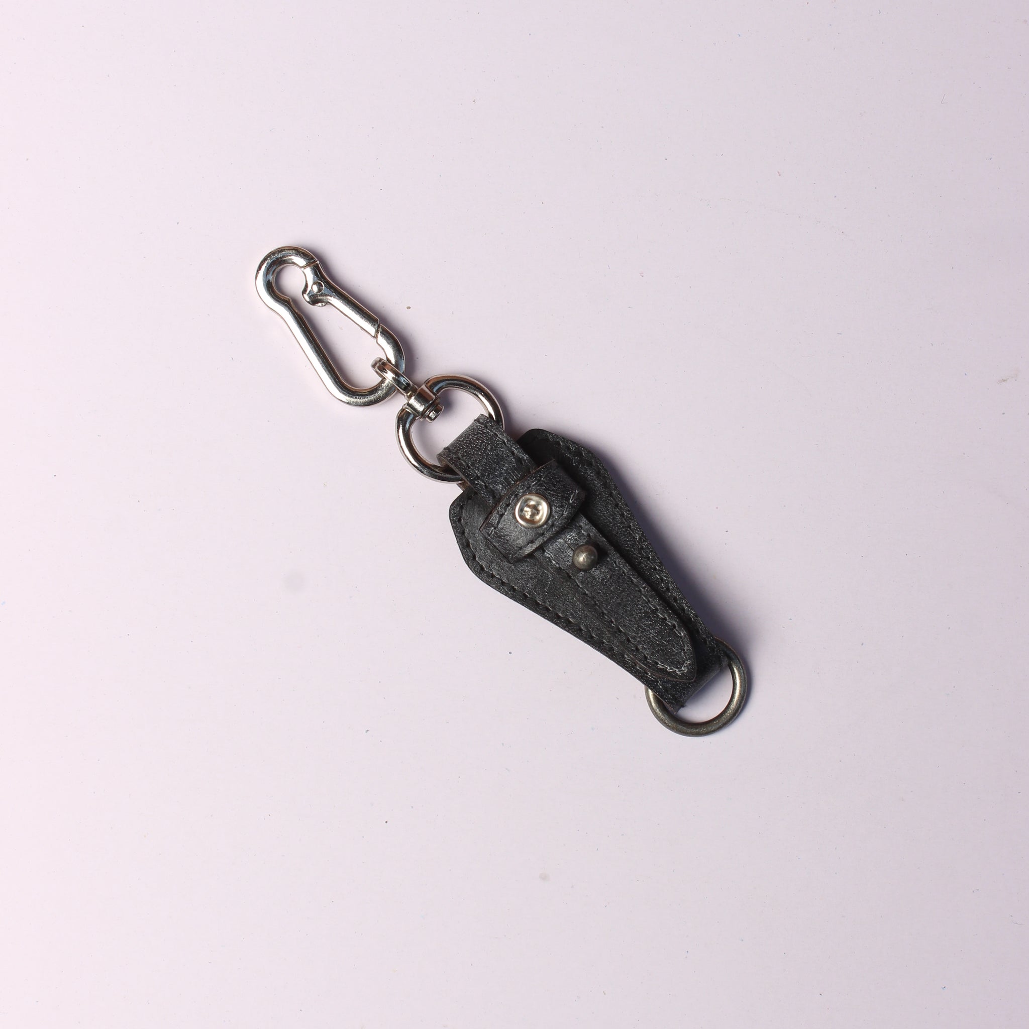 Vintage-Inspired Leather Keyring: Time-tested Style and Function