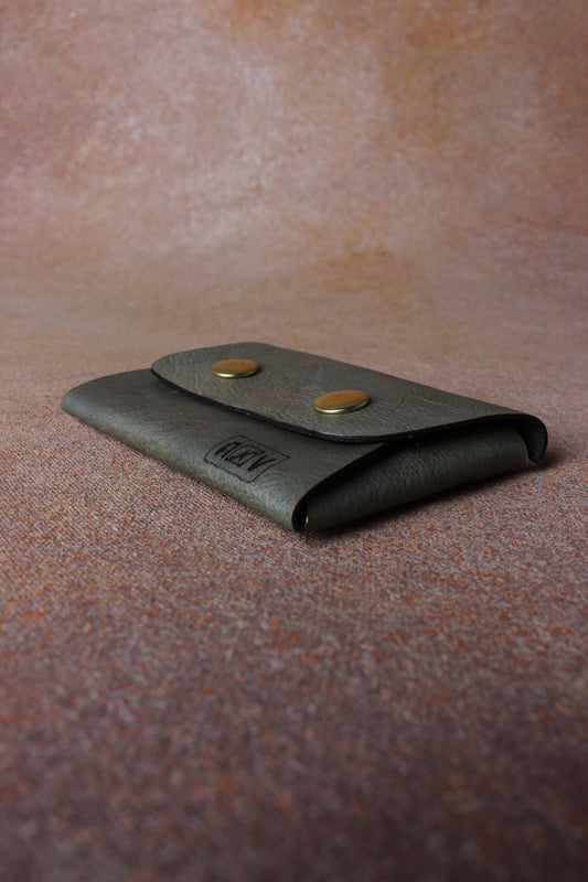 Metallic Elegance: Leather Card Pouch with Shimmering Finish