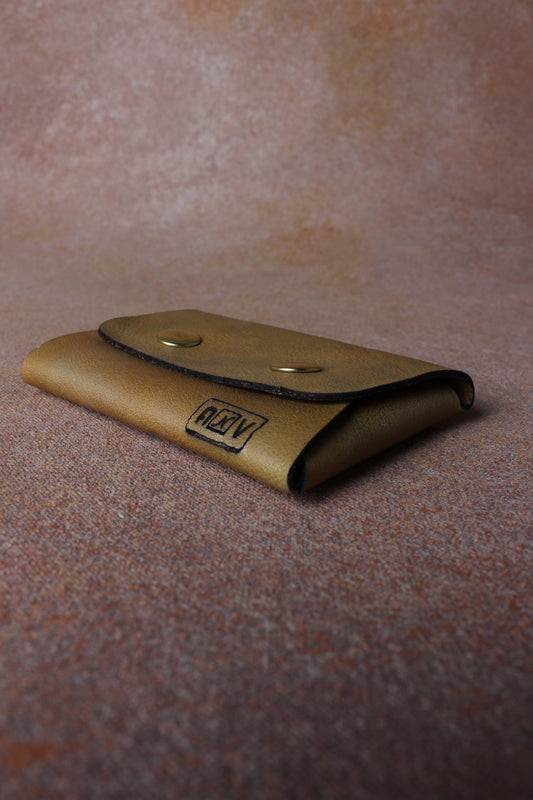 Metallic Elegance: Leather Card Pouch with Shimmering Finish