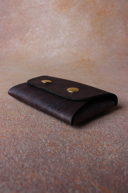 Metallic Elegance: Leather Card Pouch with Shimmering Finish