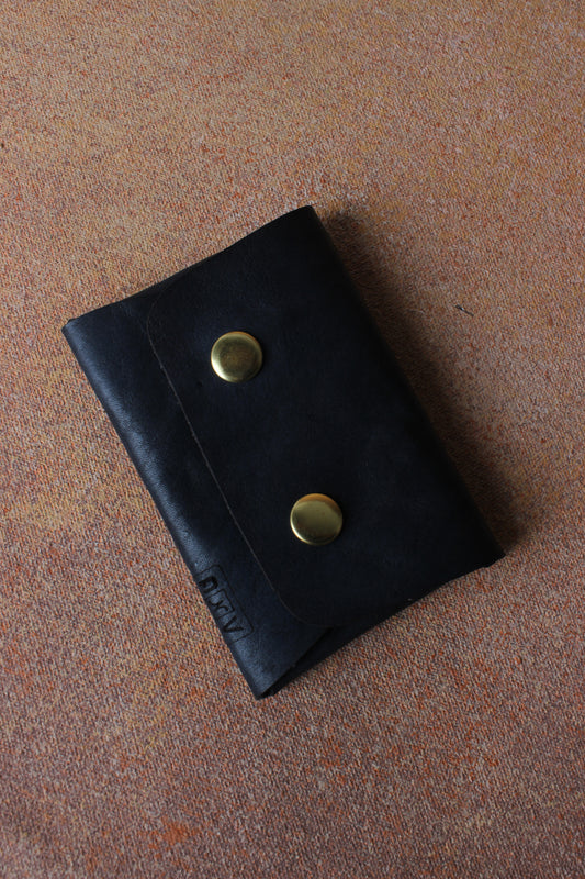 Timeless Appeal: Leather Card Pouch with Sutle Plane Texture