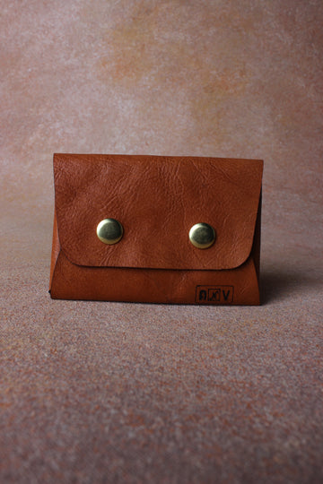 Timeless Appeal: Leather Card Pouch with Sutle Plane Texture